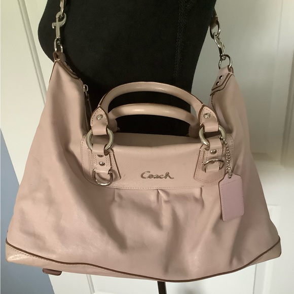 Pretty pink Coach bag with handles and removable strap - Picture 4 of 9